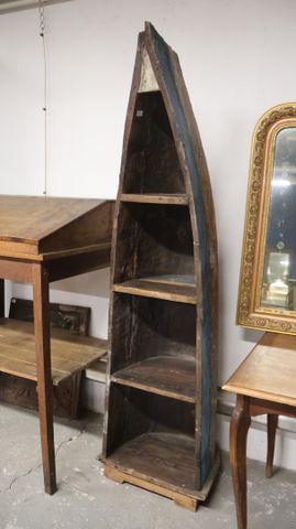 Meuble étagère en bois ploychrome formant avant de bateau. H 200 ...