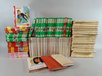 plusieurs livres empilés sur une table