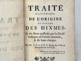 un livre ouvert sur une table