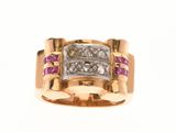 un gros plan d'une bague en or sertie de diamants et de saphirs roses