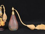 deux vases et un pinceau posés sur une surface noire