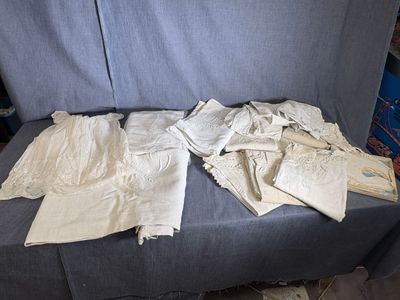 un canapé bleu recouvert d'un grand tissu blanc