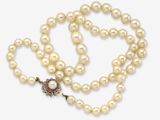 une image représentant un collier de perles orné d'une croix