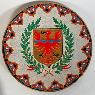 une assiette décorative ornée d'un blason