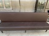 un banc marron posé à même le sol