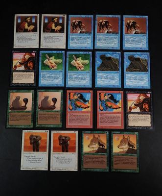 certaines cartes sont posées sur une table où il y en a beaucoup
