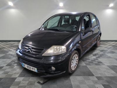 la photo d'une petite voiture noire garée dans un garage