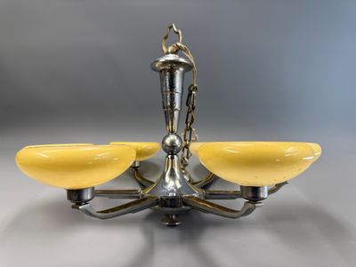 une image représentant un lustre orné de deux coupes en verre jaune