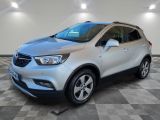un SUV Buick argenté garé dans une grande pièce