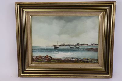 une peinture à l'huile représentant une vue d'un port avec des bateaux sur l'eau