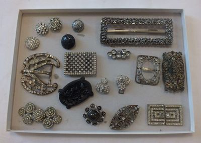 une photo d'un plateau sur lequel sont disposées de nombreuses broches de styles variés