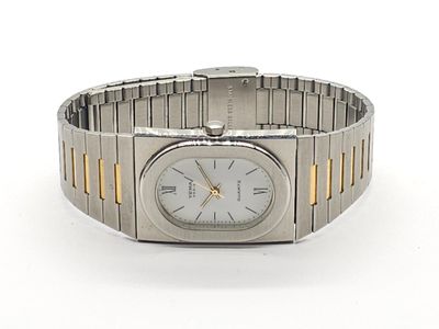 montre en argent et en or sur fond blanc, avec un fond blanc