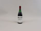 une bouteille de vin posée sur une table