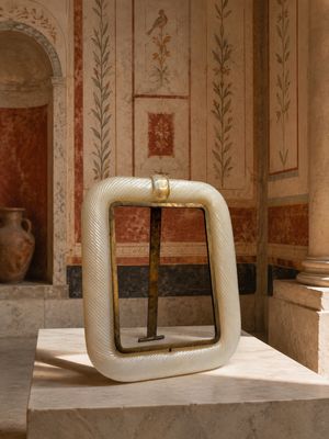 une photo d'une sculpture dans une pièce dotée d'une cheminée