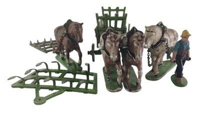 figurines représentant des chevaux tirant une charrue, avec un homme debout à côté d'eux