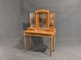 une petite table sur laquelle se trouve un miroir