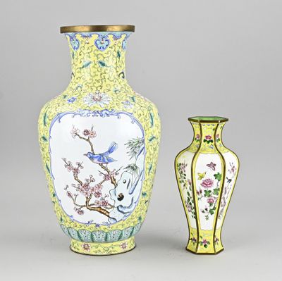 deux vases posés l'un à côté de l'autre sur une table