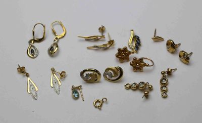 de nombreux modèles de boucles d'oreilles sur un fond blanc