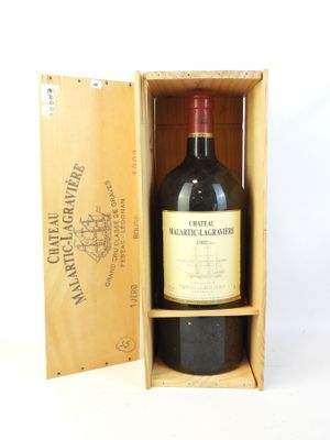 une bouteille de vin dans un coffret en bois sur une table