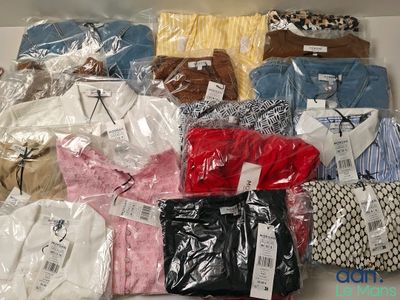beaucoup de t-shirts emballés dans des sacs en plastique