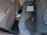 un siège auto installé à l'arrière d'une voiture et attaché à la ceinture de sécurité