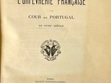 un vieux livre avec une image en noir et blanc d'un blason