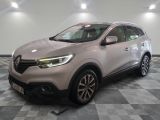 Le nouveau SUV Renault Kad est garé dans un showroom.