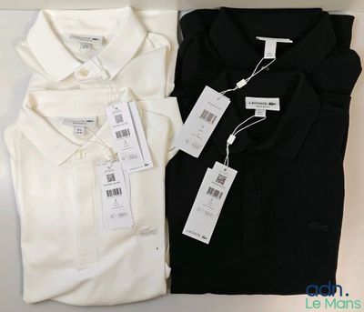 deux polos pour homme, encore étiquetés, posés l'un à côté de l'autre