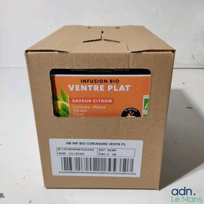 une boîte sur laquelle est apposée une étiquette portant la mention « infusion bio venttre plat »