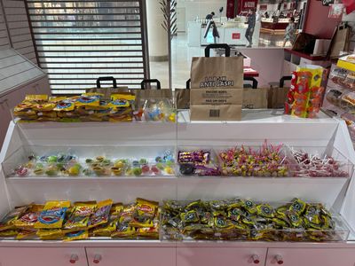 une vitrine remplie de bonbons dans un magasin