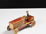 un petit train dans lequel est assis un homme