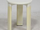 une image représentant une table blanche avec deux pieds et un plateau blanc