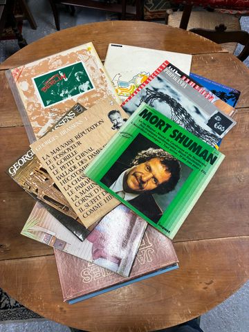 Lot de 18 disques vinyles 33 tours. (Brassens, Simply Red, Brel, 