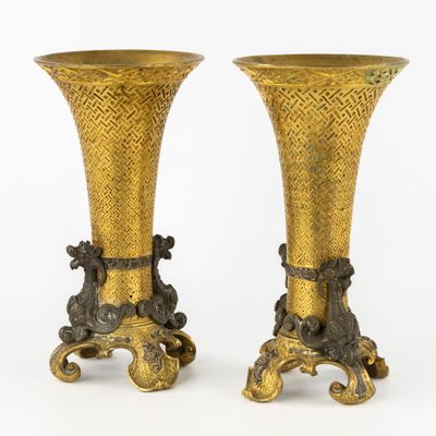 paire de vases anciens en laiton ornés de têtes de lion, sur socles
