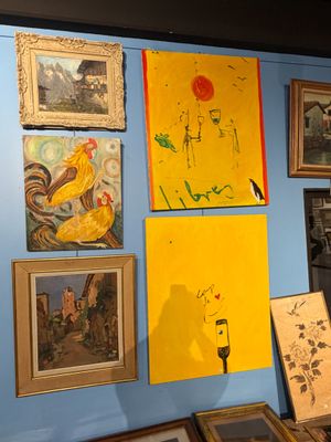 de nombreuses photos accrochées au mur d'une pièce aux murs bleus