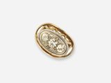 un gros plan d'une bague en or sertie d'une grosse pierre ovale