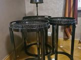 deux tables posées sur un sol en bois dur
