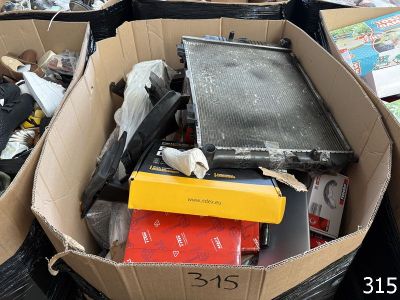 une boîte en carton remplie d'objets divers empilés les uns sur les autres