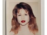 une photo d'une femme avec du rouge à lèvres rouge sur les lèvres