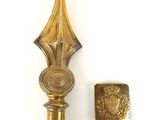 un petit objet métallique situé à côté d'un autre petit objet métallique