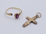 deux bagues en or et une croix ornée d'une pierre violette