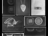 des photographies en noir et blanc de divers objets présentés sur un fond noir