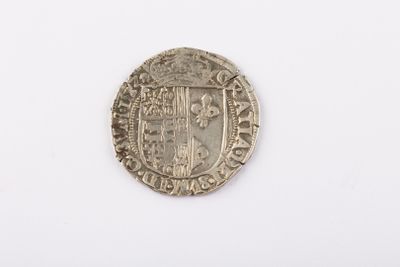 une pièce d'argent sur laquelle figurent des armoiries