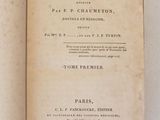 un livre ouvert sur une table blanche, sur fond bleu