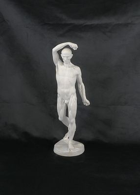 statue en marbre blanc représentant un homme debout sur un socle