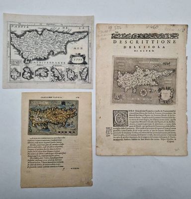 Trois anciennes cartes du monde sont accrochées au mur