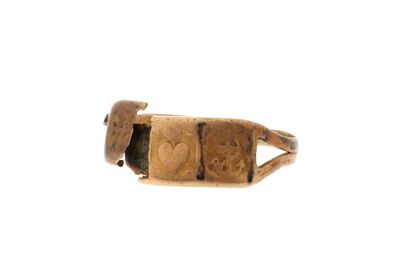 une image représentant une bague en bois et en métal
