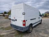 une camionnette blanche garée sur un terrain