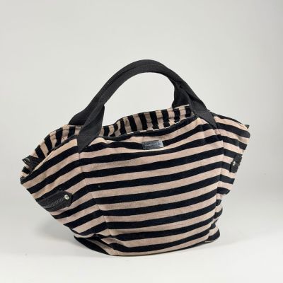 un sac rayé noir et blanc avec une poignée noire