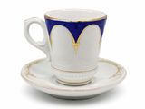 tasse à café bleue et blanche avec sa soucoupe, posée sur une soucoupe